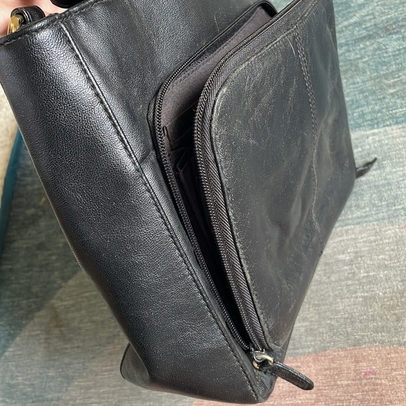 Elegant 90S Black Leather Shoulder Bag - Picture 9 of 13